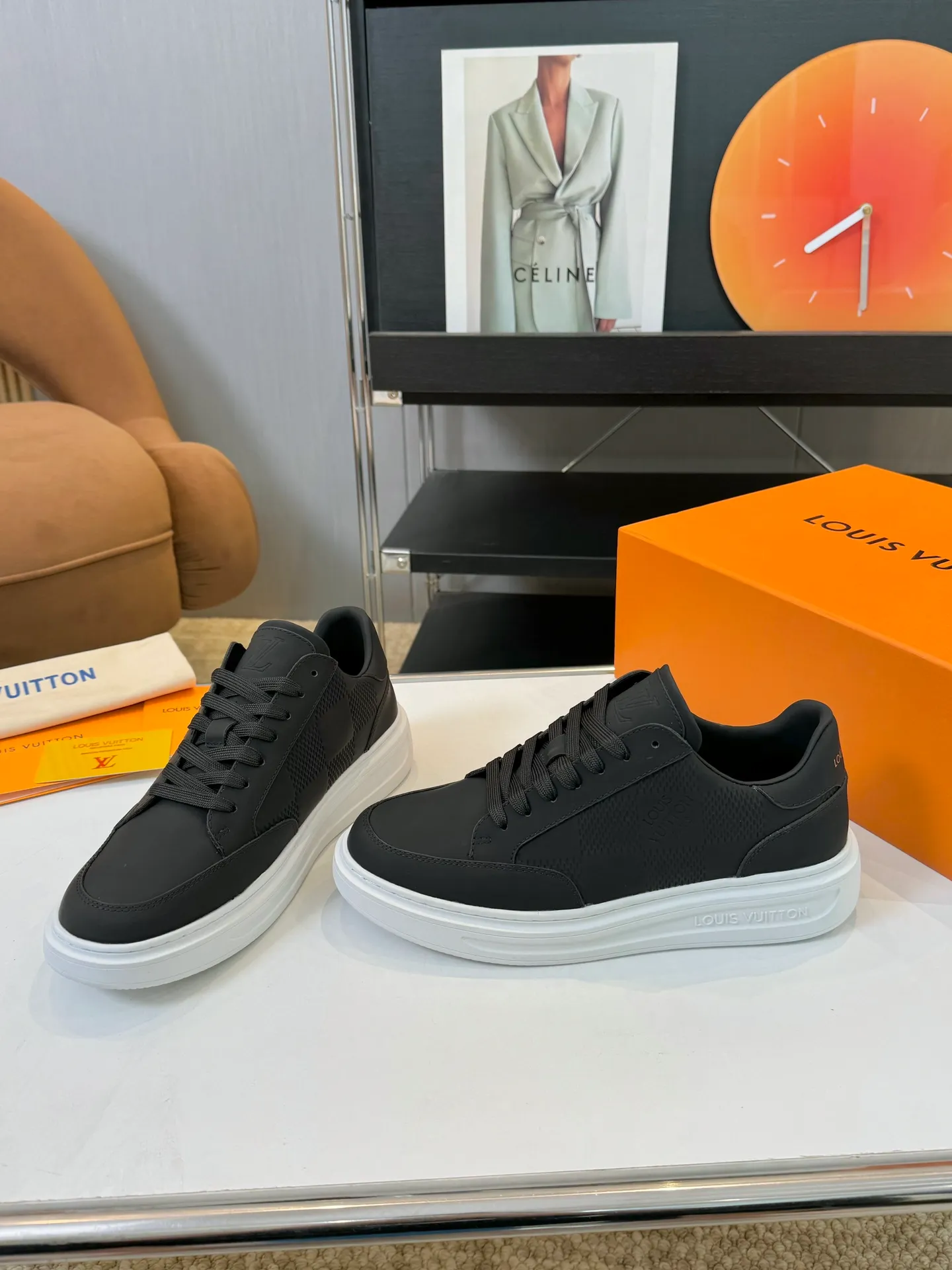 Men's Men's Shoes 💰620💰 LV [Beverly Hills Sports Shoes Series] This Beverly Hills sports shoes are made of grained cow leather with Damier pattern, echoing the current season's leather goods series. The thick rubber outsole is lightweight, and an embossed Louis Vuitton logo adds a branding touch. Padded insole and technical fabric lining enhance comfort.  Detailed Features ♛ Silk cowhide ➕ Tumbled cowhide ♛ Ultra-light rubber outsole ♛ Louis Vuitton logo on tongue and outsole ♛ Size: 38-46